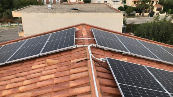 Aerotermia i fotovoltaica la selva del Camp 12